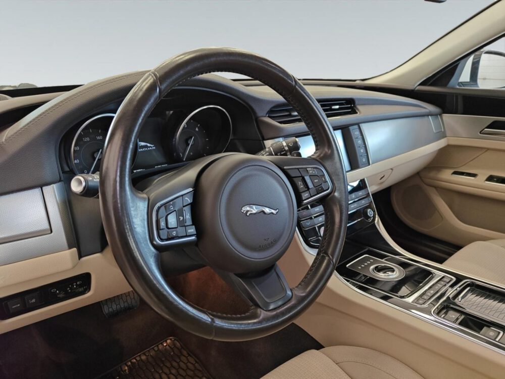 Jaguar XF 9