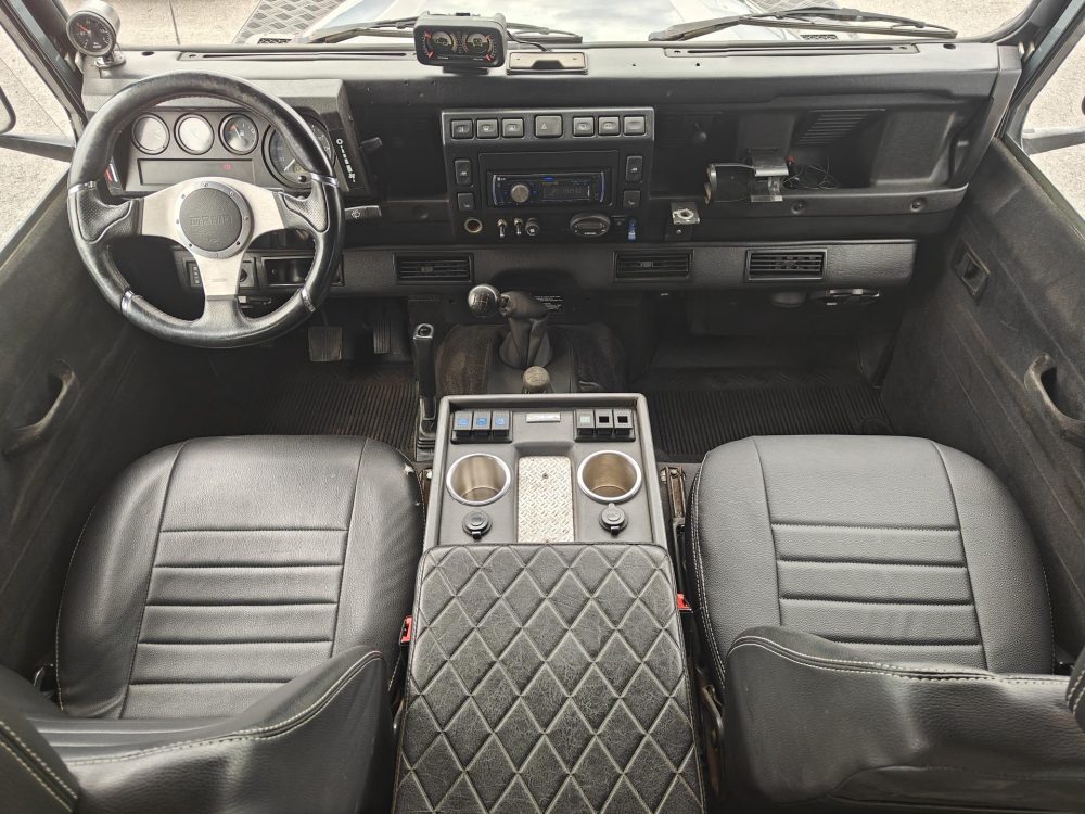 Land Rover Defender 12