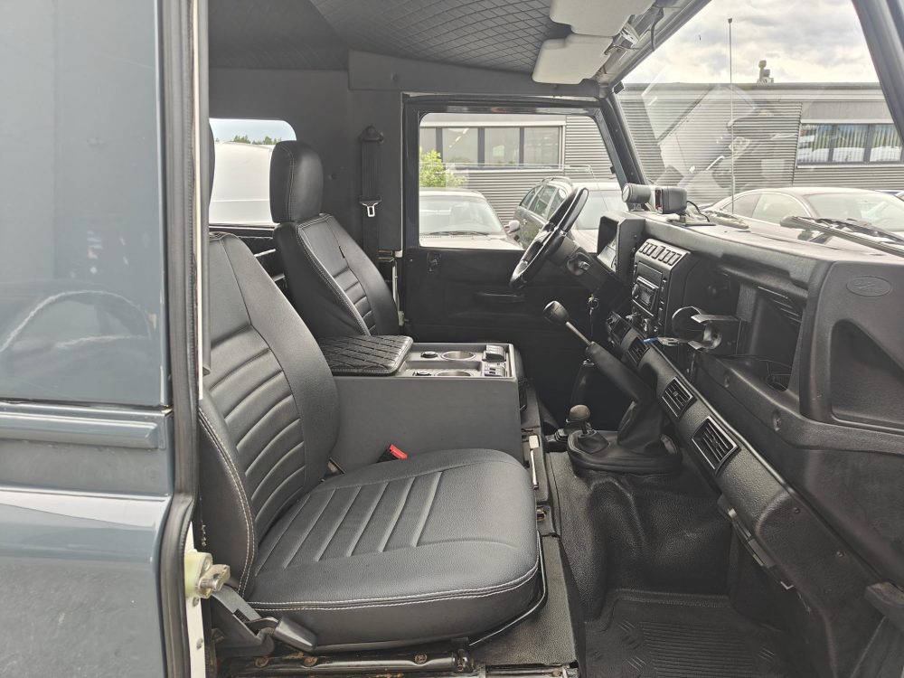 Land Rover Defender 14