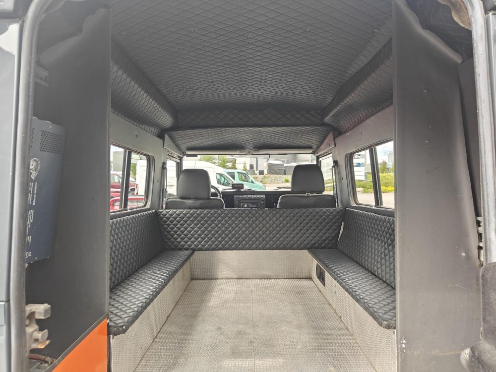Land Rover Defender 17