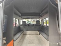 Land Rover Defender 17