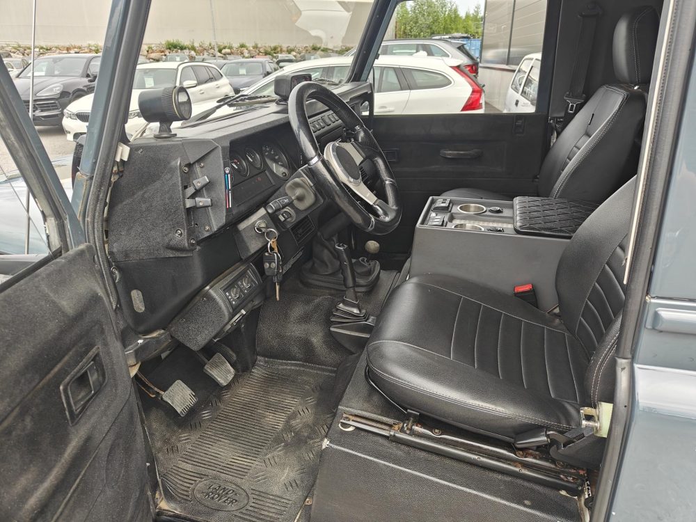 Land Rover Defender 13