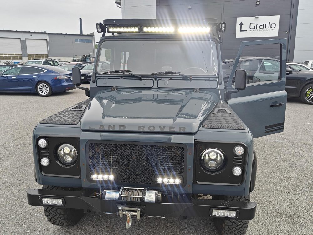 Land Rover Defender 11