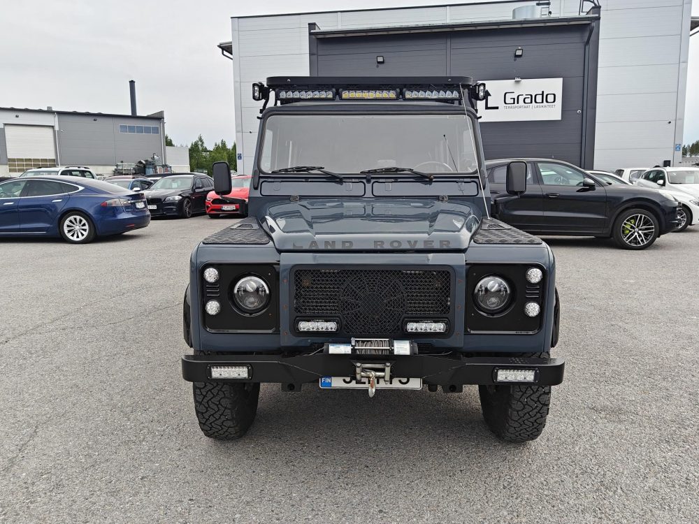 Land Rover Defender 10