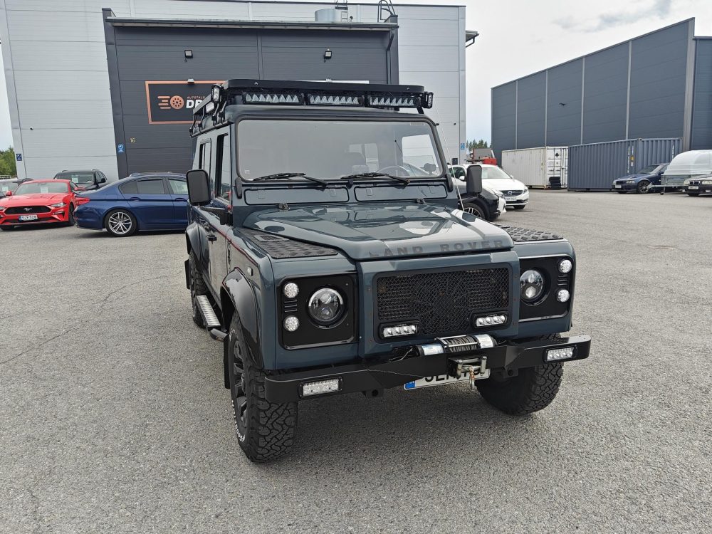 Land Rover Defender 9