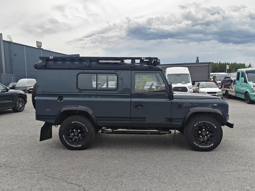 Land Rover Defender 7