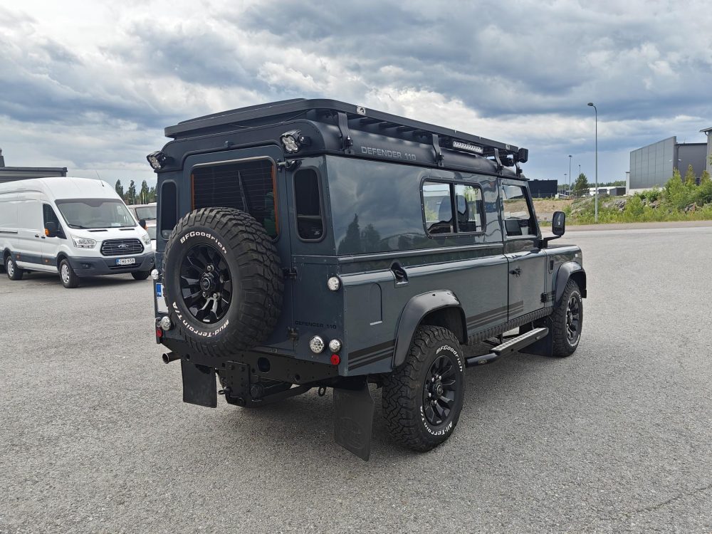 Land Rover Defender 6