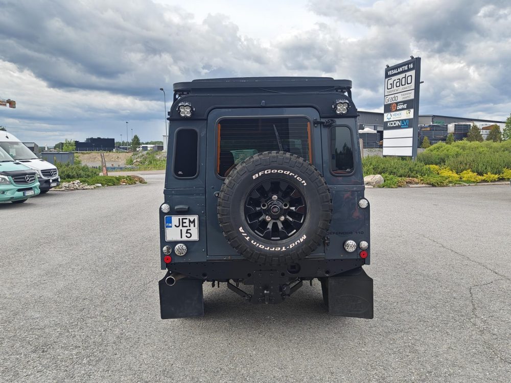 Land Rover Defender 5