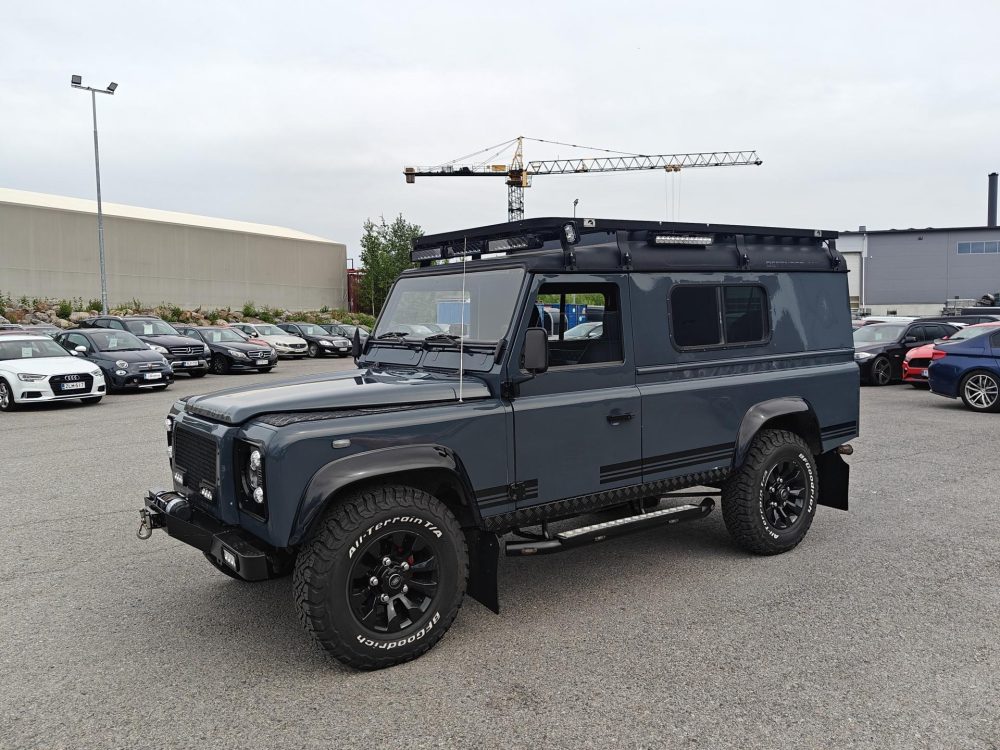Land Rover Defender 2