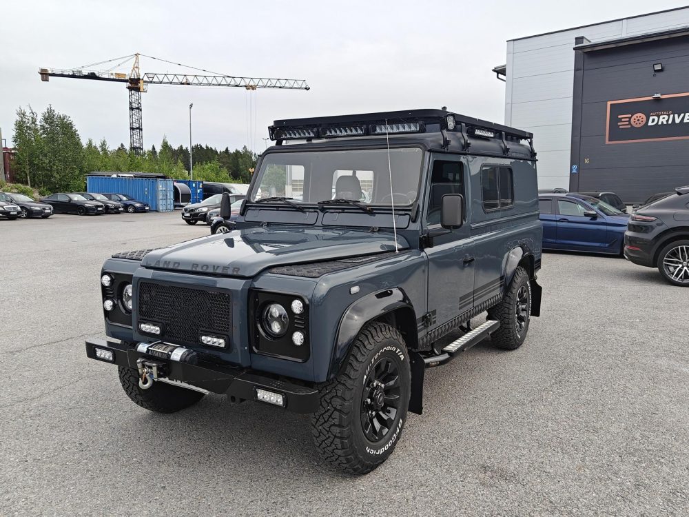 Land Rover Defender 1