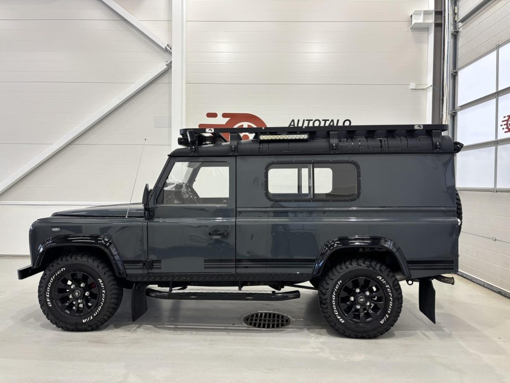 Land Rover Defender 3