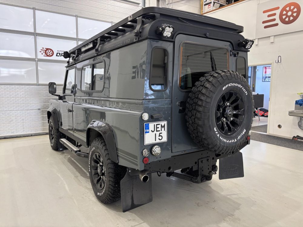 Land Rover Defender 5