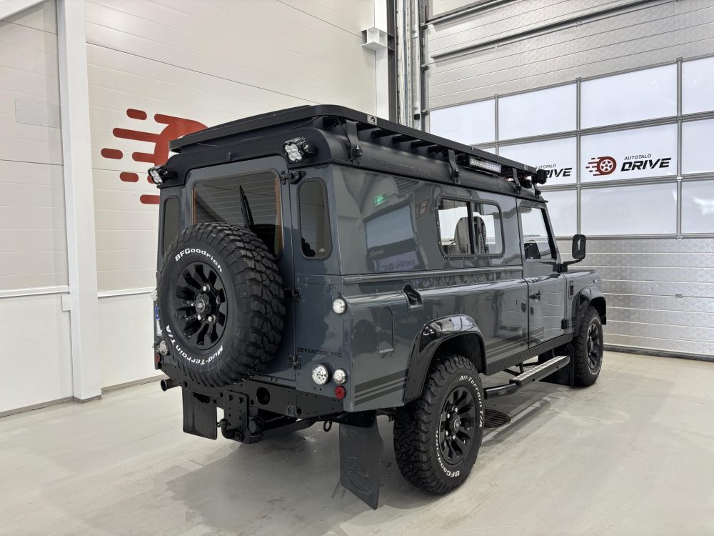 Land Rover Defender 6