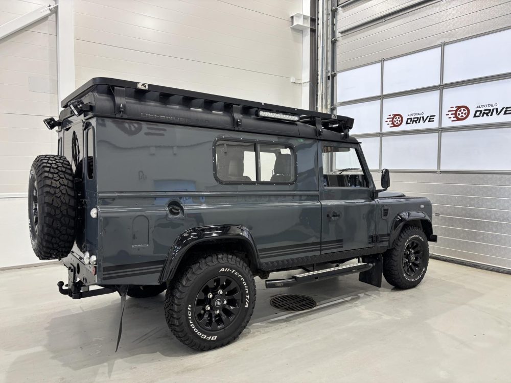 Land Rover Defender 7