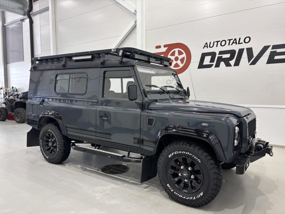 Land Rover Defender 9