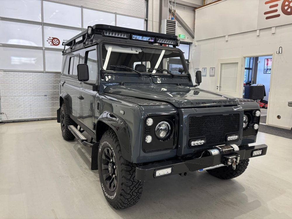 Land Rover Defender 10