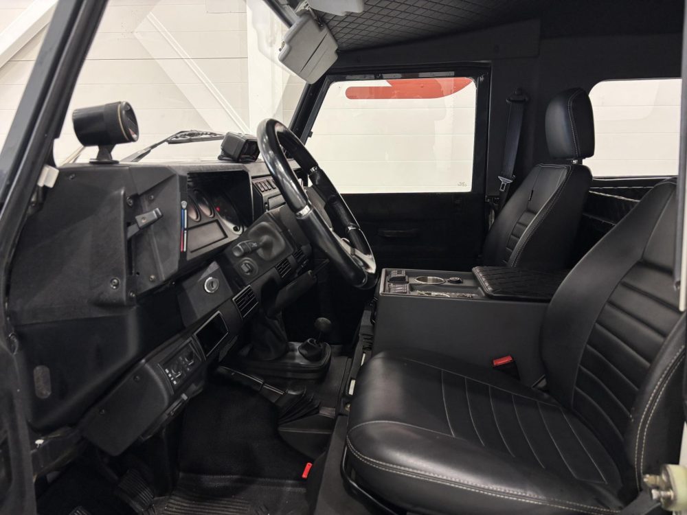 Land Rover Defender 14