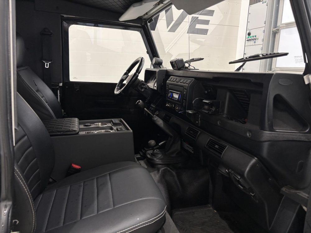 Land Rover Defender 16