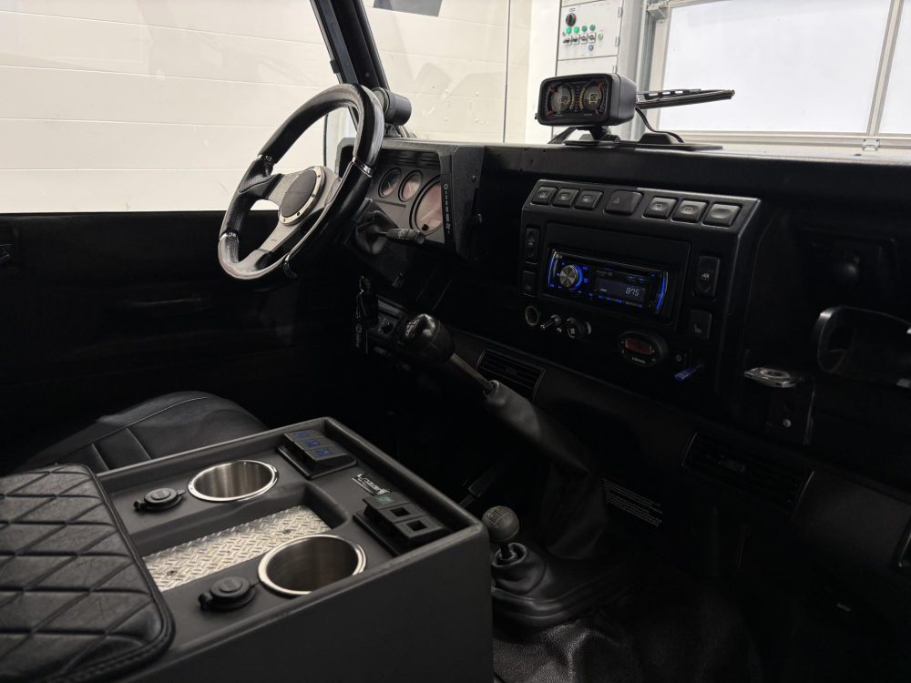 Land Rover Defender 17