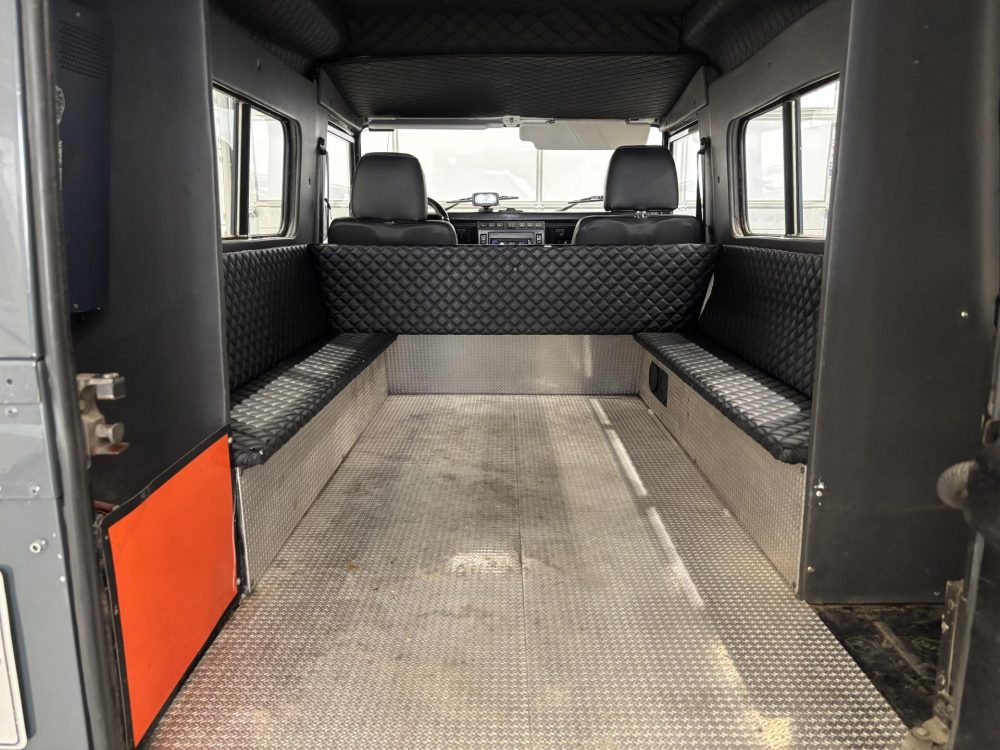 Land Rover Defender 19