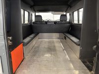 Land Rover Defender 19