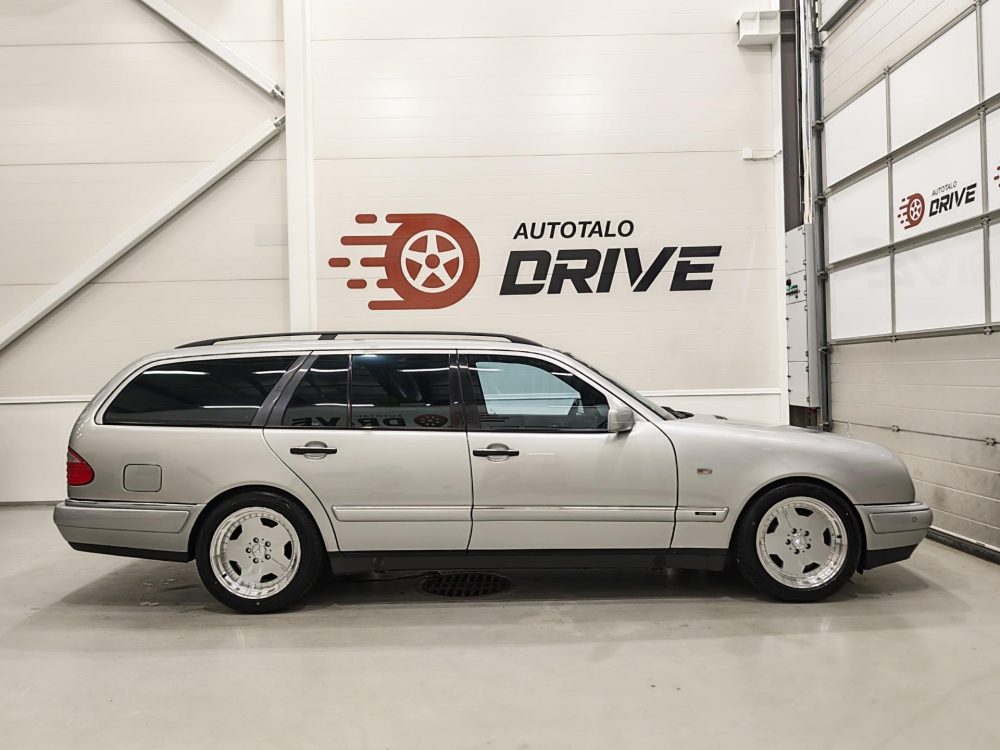 Mercedes-Benz E 8