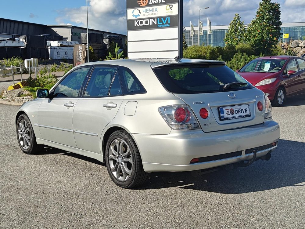 Lexus IS 4