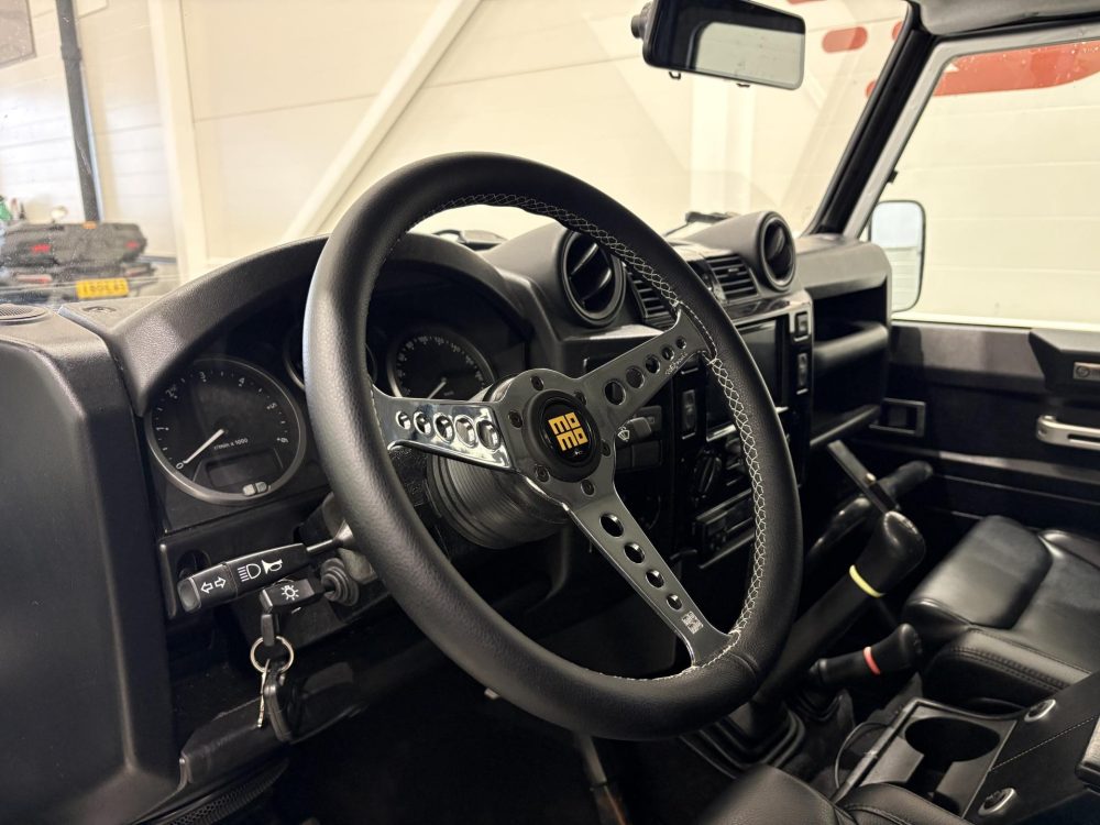 Land Rover Defender 11