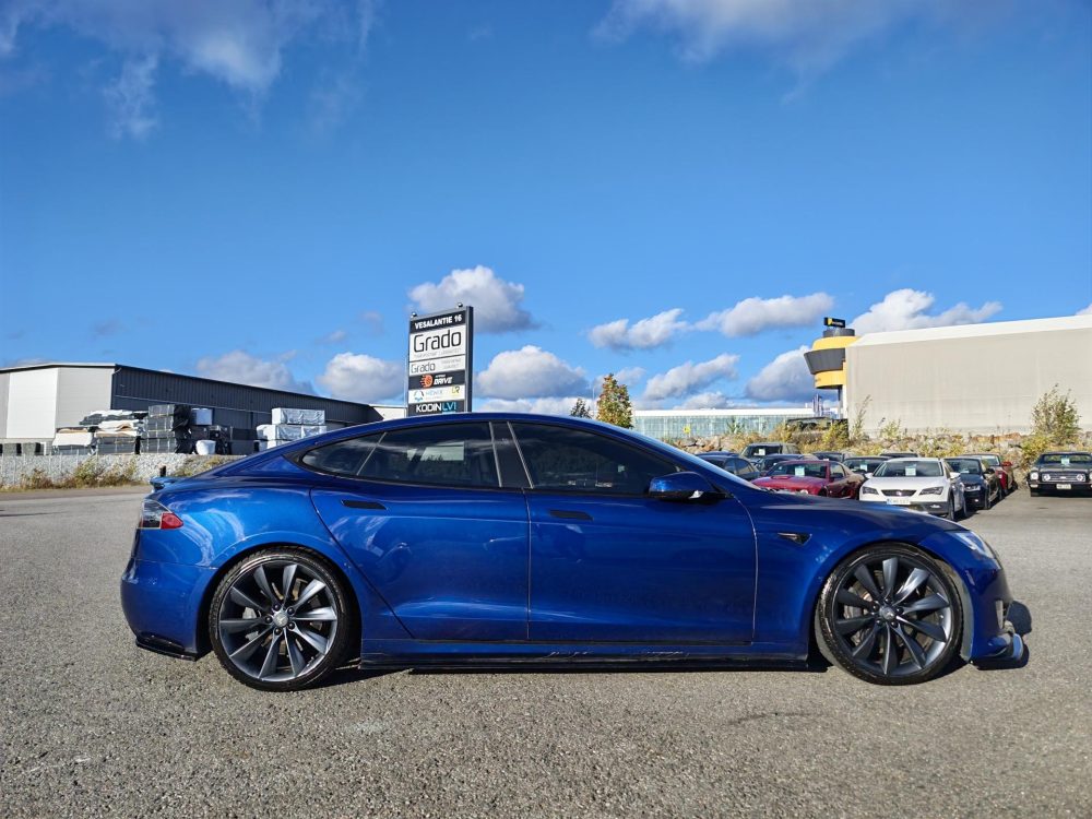 Tesla Model S 11